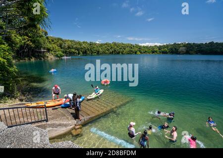 Schwimmer am Lake Eacham, Atherton Tablelands, Crater Lakes National Park, North Queensland, Australien Stockfoto