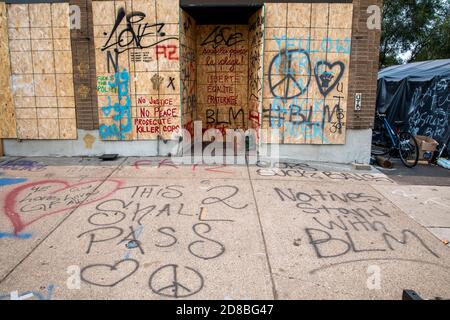 Minneapolis, MN. Street Art und Graffiti an Bord von Business auf George Floyd Gedenkstätte. Stockfoto