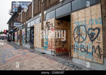 Minneapolis, MN. Street Art und Graffiti an Bord von Business auf George Floyd Gedenkstätte. Stockfoto