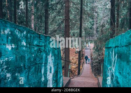 Menschen, die die Hängebrücke überqueren. Stockfoto