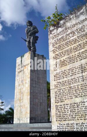 Statue von Che Guevara am Che Guevara Mausoleum, mit Abschiedsbrief an Fidel Castro, in Stein eingeschrieben, im Vordergrund. Santa Clara, Kuba. Stockfoto