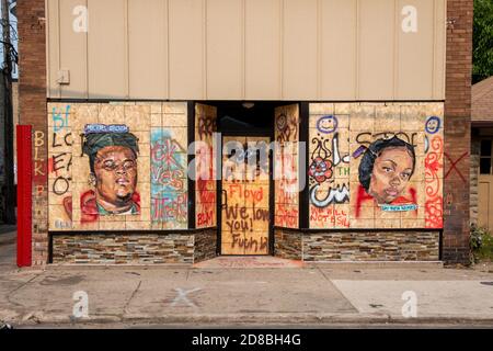 Minneapolis, MN. Street Art und Graffiti an Bord von Business auf George Floyd Gedenkstätte. Michael Brown und Brionna Taylor Street Art Stockfoto