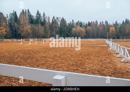 Weißer Zaun im Hintergrund der Natur. Stockfoto