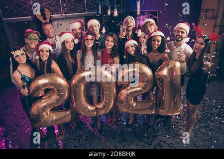 Foto Portrait hohen Winkel von Menschen halten 2021 Ballons trinken Champagner trägt kopfbedeckung des weihnachtsmannes Stockfoto