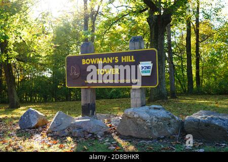 NEW HOPE, PA –17 Okt 2020- Blick auf das Schild für den historischen Bowman's Hill Tower im Washington Crossing State Park in Bucks County, Pennsylvania, Unit Stockfoto