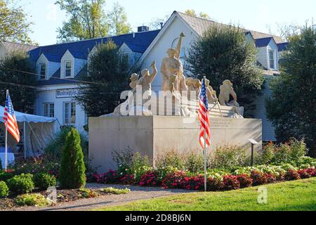 WASHINGTON CROSSING, PA –17 Okt 2020- Ansicht eines Kalksteindenkmals, das an die Überquerung des Delaware im Washington Crossing Historic Park erinnert Stockfoto