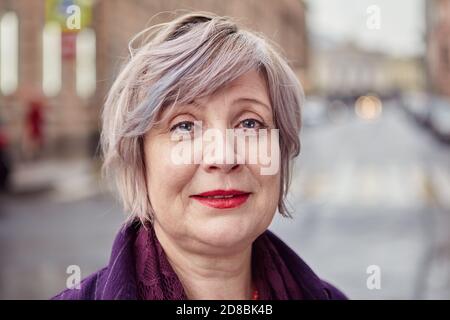 Kaukasische ältere Frau geht auf Open Air, Nahaufnahme. Stockfoto