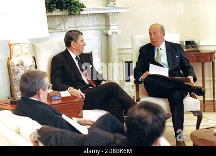 Auf diesem Foto, das vom Weißen Haus veröffentlicht wurde, wird US-Präsident Ronald Reagan vom US-Außenminister George P. Shultz über Shultz' jüngste Treffen mit sowjetischen Beamten in Moskau im Oval Office des Weißen Hauses in Washington, DC am 24. Februar 1988 unterrichtet. An der Sitzung, die gegen den Uhrzeigersinn von rechts sitzt, sind: Secretary Shultz, der Präsident, und Deputy White House Chief of Staff Ken Duberstein.Mandatory Credit: Susan Biddle/White House via CNP - Nutzung weltweit Stockfoto