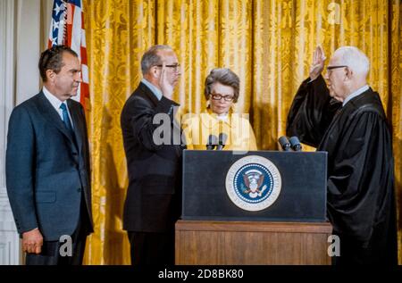 US-Arbeitsminister George P. Shultz, zweite Linke, wird am 22. Januar 1969 vom Oberrichter des US-Präsidenten Earl Warren, rechts, bei einer Zeremonie im Ostsaal des Weißen Hauses in Washington, DC, vereidigt. US-Präsident Richard M. Nixon, links, und seine Frau Helena Shultz, zweite rechts, schauen sich an.Quelle: Arnie Sachs/CNP weltweite Nutzung Stockfoto