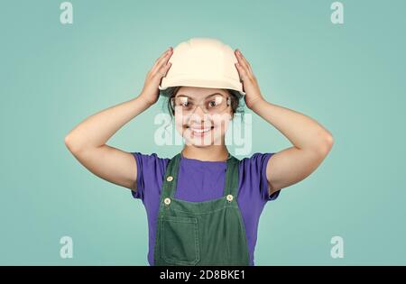 Besuch Baustelle. Kindheit und Bildung Konzept. Baby-Gebäude. Nettes Kind setzen auf Bauhelm. Kindheit Glück Konzept. Kleine glückliche Mädchen Ingenieur. Stockfoto