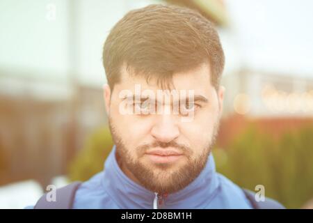 Im Sommer läuft ein wirklich schöner bärtiger Tourist draußen. Stockfoto