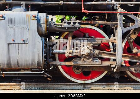 Nahaufnahme für die Dampflokomotive, das Rad und die Achse und die Antriebswelle sind die wichtigen Teile des Schienenfahrzeugarts. Stockfoto