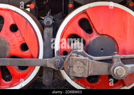 Nahaufnahme für die Dampflokomotive, das Rad und die Achse und die Antriebswelle sind die wichtigen Teile des Schienenfahrzeugarts. Stockfoto