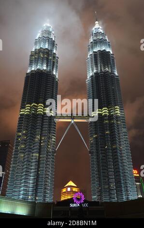 Wunderschöne Low-Angle-Aufnahme der Petronas Twin Towers in Kuala Lumpur, Malaysia Stockfoto
