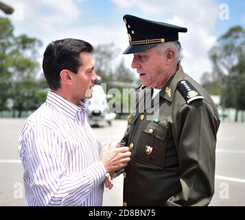 Der mexikanische Präsident Enrique Pena Nieto, links, spricht mit dem Verteidigungsminister General Salvador Cienfuegos Zepeda während einer Veranstaltung am 27. Juni 2017 in Puebla, Mexiko. Cienfuegos wurde am 16. Oktober 2020 am Los Angeles International Airport verhaftet und wegen drogenbedingter Korruption angeklagt. Stockfoto