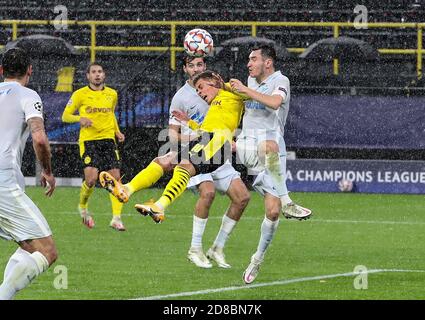 Dortmund, Deutschland. Oktober 2020. Thorgan Hazard (2., R) aus Dortmund tritt beim UEFA Champions League Group F Fußballspiel zwischen Borussia Dortmund und FC Zenit am 28. Oktober 2020 in Dortmund an. Quelle: Joachim Bywaletz/Xinhua/Alamy Live News Stockfoto