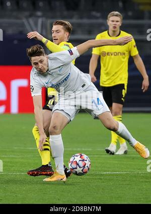 Dortmund, Deutschland. Oktober 2020. Marco Reus (C) aus Dortmund steht mit Daler Kuzyayev von Zenit während des UEFA Champions League Group F Fußballspiels zwischen Borussia Dortmund und FC Zenit in Dortmund, Deutschland, am 28. Oktober 2020. Quelle: Joachim Bywaletz/Xinhua/Alamy Live News Stockfoto