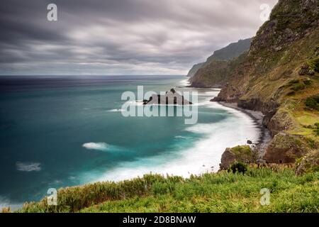 Küstenlandschaft vom Aussichtspunkt Ponta Delgada und steilen Klippen auf Madeira, Portugal Stockfoto