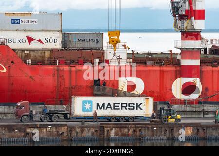 Kran entladen Container Frachtschiff Sewmorput Corporation Atomflot - Russisch Kernenergie betriebene Eisbrecher leichter an Bord Schiffsträger Stockfoto