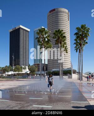 Der Curtis Hixon Waterfront Park am Tampa Riverwalk in Tampa, Florida, USA. Stockfoto