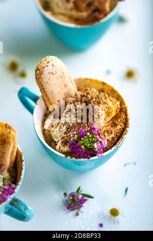 Homema Eis in blauer Tasse Stockfoto