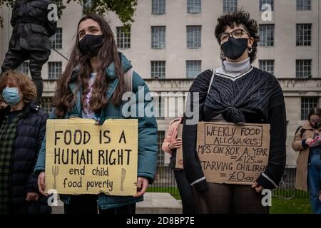 Protest für den Zugang zu freien Schulmahlzeiten in London, nachdem Boris Johnson und Tory-Abgeordnete Pläne ablehnten, kostenlose Schulmahlzeiten über die Feiertage zu verlängern. Stockfoto