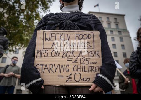 Protest für den Zugang zu freien Schulmahlzeiten in London, nachdem Boris Johnson und Tory-Abgeordnete Pläne ablehnten, kostenlose Schulmahlzeiten über die Feiertage zu verlängern. Stockfoto