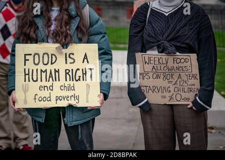 Protest für den Zugang zu freien Schulmahlzeiten in London, nachdem Boris Johnson und Tory-Abgeordnete Pläne ablehnten, kostenlose Schulmahlzeiten über die Feiertage zu verlängern. Stockfoto