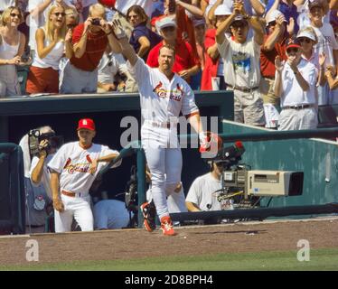 St. Louis Schläger Mark McGwire Wellen zu Fans, nachdem er seinen 61. Heimlauf während der ersten Inning eines Major League Baseball-Spiel am 7. September 1998. Dieser Heimlauf Band Roger Maris Rekord für eine einzige Saison. Foto von Francis Specker Stockfoto