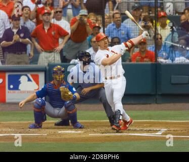 St. Louis Schläger Mark McGwire sieht seinen Ball segeln über den linken Zaun für seinen 61. Heimlauf während der ersten Inning eines Major League Baseball-Spiel am 7. September 1998. Dieser Heimlauf Band Roger Maris Rekord für eine einzige Saison. Catching ist Cubs Scott Servais und der Schiedsrichter ist Gary Darling. Foto von Francis Specker Stockfoto