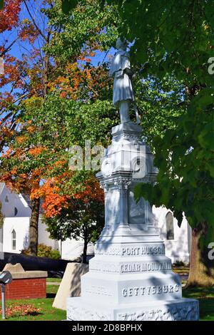 Traverse City, Michigan, USA. Ein Denkmal des amerikanischen Bürgerkriegs auf dem Gelände des Grand Traverse County Courthouse. Stockfoto