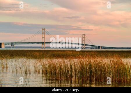 Mackinaw City, Michigan, USA. Die Mackinac-Brücke über die Straße von Mackinac mit Lake Huron auf der linken Seite und Lake Michigan auf der rechten Seite. Stockfoto