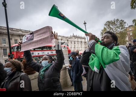 Britisch-Nigerianer demonstrieren gegenüber der Downing Street gegen die Brutalität der Polizei, die von einer Einheit der nigerianischen Polizei namens SARS durchgeführt wird. London. Stockfoto