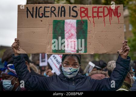 Britisch-Nigerianer demonstrieren gegenüber der Downing Street gegen die Brutalität der Polizei, die von einer Einheit der nigerianischen Polizei namens SARS durchgeführt wird. London. Stockfoto