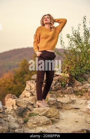 Frau warmer Pullover Natur Hintergrund entschärft. Elegance Konzept. Schickes Mädchen Make-up Gesicht tragen Strickpullover. Stil ist ein Begriff des Gleichgewichts. Wunderschöne Dame, die sich im Pullover aus Wolle gemütlich fühlt. Trendige Kleidung. Stockfoto