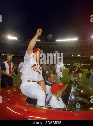 St. Louis Schläger Mark McGwire winkt Fans beim Reiten einer alten Corvette, nachdem er seinen 62. Heimlauf während eines Major League Baseball-Spiels gegen die Chicago Cubs am 8. September 1998 in St. Louis getroffen hat. Dieser Heimlauf brach Roger Maris Rekord für Heimläufe während einer einzigen Saison. Foto von Francis Specker Stockfoto