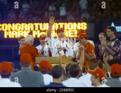 St. Louis Schläger Mark McGwire winkt Fans auf einem Podium, nachdem er seinen 62. Heimlauf während eines Major League Baseball-Spiels gegen die Chicago Cubs am 8. September 1998 in St. Louis getroffen hat. Dieser Heimlauf brach Roger Maris Rekord für Heimläufe während einer einzigen Saison. Foto von Francis Specker Stockfoto