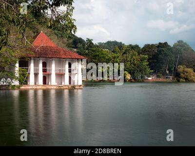 Tempel auf der Seite des kandy-Sees in sri lanka In der Nähe des Zahntempels Stockfoto