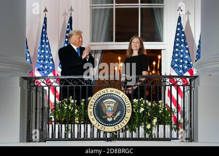 Präsident Donald J. Trump und Amy Coney Barrett, Associate Justice des Obersten Gerichtshofs der USA, stehen am Montag, den 26. Oktober 2020, nach der Vereidigung von Richter Barrett auf dem South Lawn des Weißen Hauses zusammen auf dem Balkon des Blue Room. (USA) Stockfoto
