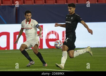 Sevilla, Spanien. Oktober 2020. Jesús Navas des FC Sevilla und Martin Terrier des Stade Rennais während der UEFA Champions League, Gruppenphase, Gruppe E Fußballspiel zwischen Sevilla FC und Stade Rennais am 28. Oktober 2020 im Ramon Sanchez-Pizjuan Stadion in Sevilla, Spanien - Foto Laurent Lairys / DPPI Kredit: Laurent Lairys/Agence Locevaphotos/Alamy Live News Stockfoto