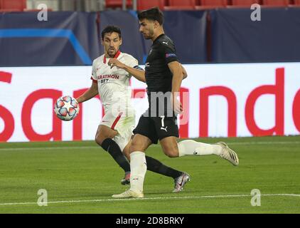 Sevilla, Spanien. Oktober 2020. Jesús Navas des FC Sevilla und Martin Terrier des Stade Rennais während der UEFA Champions League, Gruppenphase, Gruppe E Fußballspiel zwischen Sevilla FC und Stade Rennais am 28. Oktober 2020 im Ramon Sanchez-Pizjuan Stadion in Sevilla, Spanien - Foto Laurent Lairys / DPPI Kredit: Laurent Lairys/Agence Locevaphotos/Alamy Live News Stockfoto