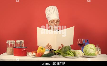 Kochkonzept zu Hause. Küchenchefin nach Rezepten suchen. Kulinarische Anleitung im Internet. Restaurant-Menü-Design. Meisterklasse für kulinarische Kunstkochung. Gourmetküche vom Koch. Stockfoto