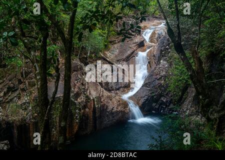 Araluen Falls aka Araluen Cascades mit tiefem Wasserloch in Finch Hatton Gorge, North Queensland Australien Stockfoto