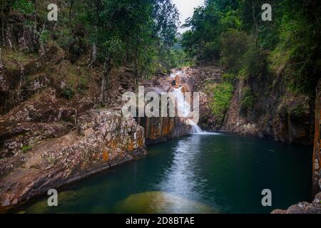 Araluen Falls aka Araluen Cascades mit tiefem Wasserloch in Finch Hatton Gorge, North Queensland Australien Stockfoto