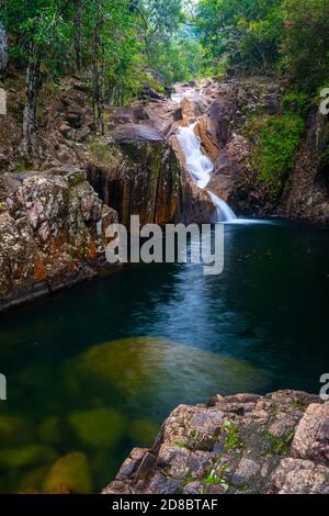 Araluen Falls aka Araluen Cascades mit tiefem Wasserloch in Finch Hatton Gorge, North Queensland Australien Stockfoto