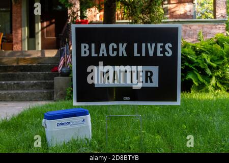 Saint Paul, MN - 1. Juni 2020: Front Yard Signage während George Floyd Black Lives Matter Protest am 1. Juni 2020 in Saint Paul, Minnesota. Quelle: Jake Handegard//MediaPunch Stockfoto