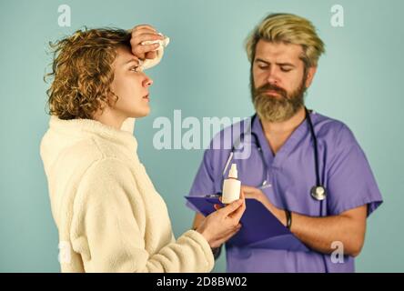 Medikamentenüberdosis. Medikamente im Tagestarif. Symptome einer Virusinfektion. Medizinische Behandlung. Effektive Heilungen. Tests und Bestrahlung verschreiben. Kranker Patient. Medizinische Hilfe. Krankengeschichte. Arzt teilt Frau mit. Stockfoto