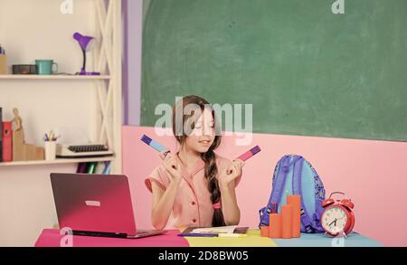 Zeichenunterricht. Wissenstag. Kindheit lernen online. Kleine Mädchen Schüler mit Laptop. Zeichnen Sie Bild mit Marker. Smart School Mädchen im Klassenzimmer. Zurück zur Schule. Online-Schulungen. Bereit zum Erfolg. Stockfoto