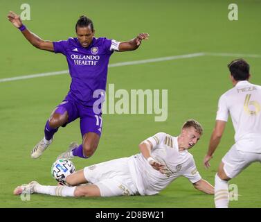 Orlando, Florida, USA. 28. Oktober 2020: Orlando City Mittelfeldspieler NANI (17) vermeidet einen Block gegen Atlanta United Verteidiger LAURENCE WYKE (27) während des Spiels Orlando City gegen Atlanta United im Exploria Stadium in Orlando, FL am 28. Oktober 2020. Quelle: Cory Knowlton/ZUMA Wire/Alamy Live News Stockfoto