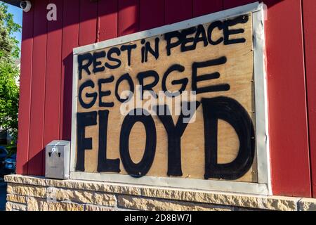 Minneapolis, MN - 30. Mai 2020: Schilder an der Nachhakenszene des George Floyd Black Lives Matter Protest und Ausschreitungen am 30. Mai 2020 in Minneapolis, Minnesota. Quelle: Jake Handegard//MediaPunch Stockfoto